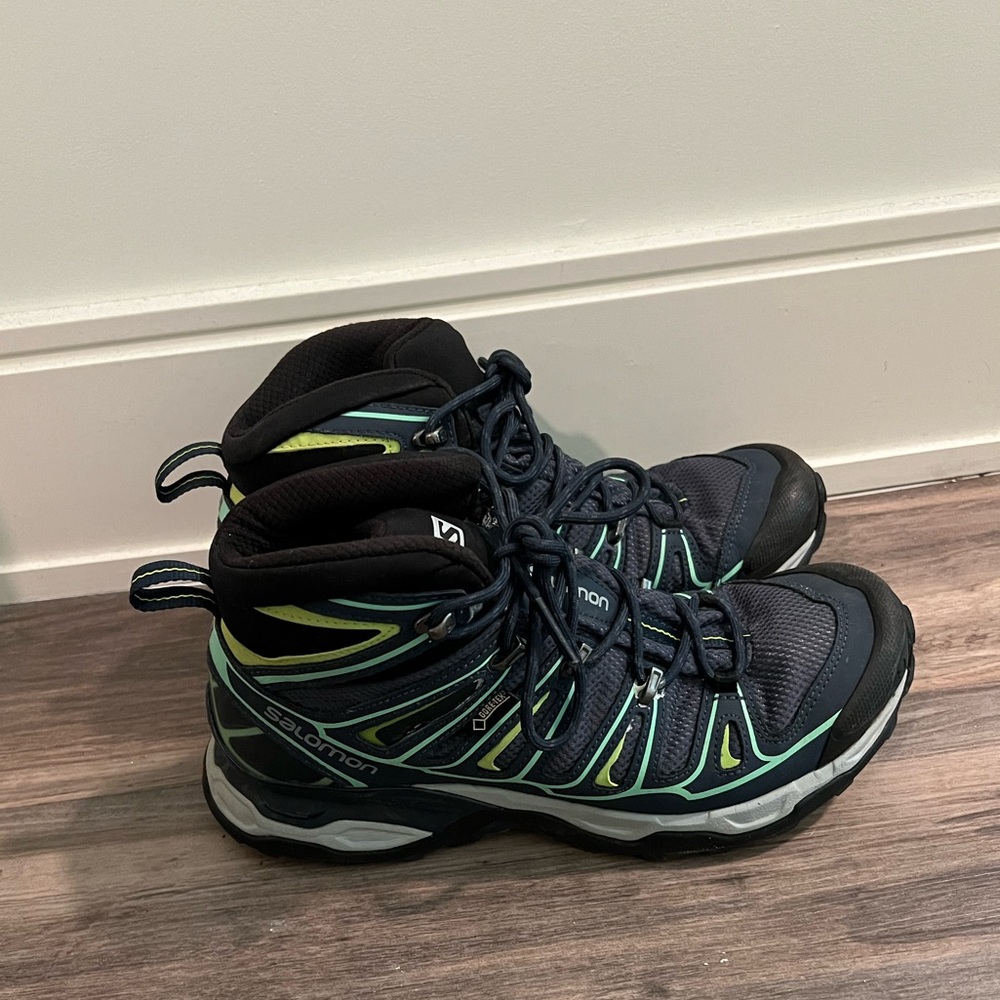 Salomon GOR-TEX Women’s Hiking Boots - Size 8